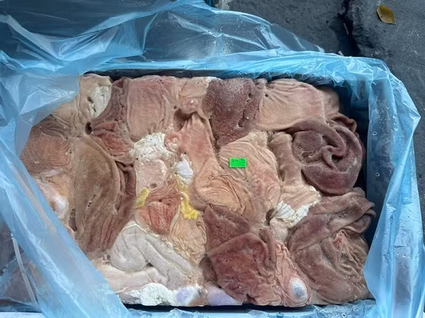 Nội tạng động vật vi phạm bị cơ quan chức năng bắt giữ. Ảnh: Cục QLTT TP HCM.