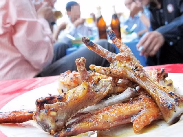Món khoái khẩu chân gà nướng từ đồ đã phân hủy, bốc mùi. Ảnh: IT