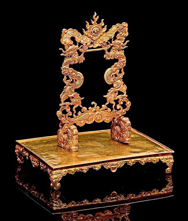 Giá đỡ hình “rồng khênh kiệu mặt trời” vừa được đấu giá thành công ở Pháp. Ảnh: Invaluable.com.