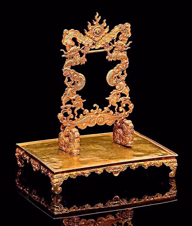 Giá đỡ hình “rồng khênh kiệu mặt trời” vừa được đấu giá thành công ở Pháp. Ảnh: Invaluable.com.