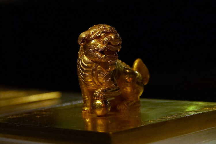 Ấn vàng “Đại Việt Quốc Nguyễn Chúa vĩnh trấn chi bảo”. Ảnh: Quốc Lê.