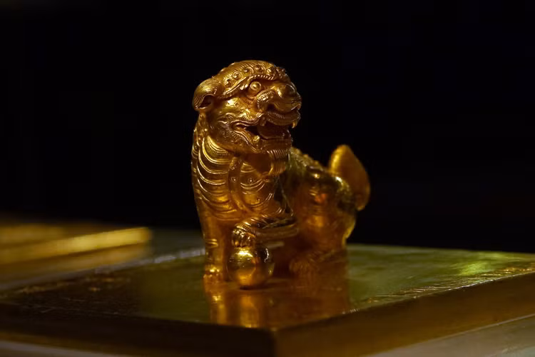 Ấn vàng “Đại Việt Quốc Nguyễn Chúa vĩnh trấn chi bảo”. Ảnh: Quốc Lê.