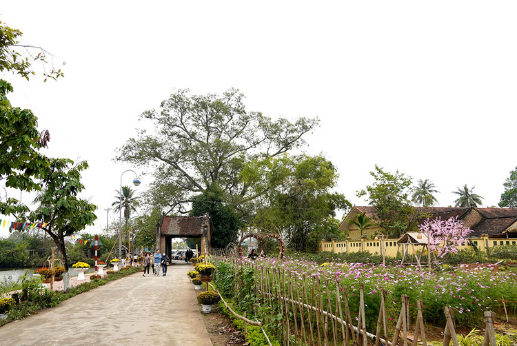 Cổng làng Mông Phụ được xây dựng vào năm 1833 với kiến trúc vòm và lớp đá ong tổ bên cạnh cây đa hơn 300 năm tuổi.