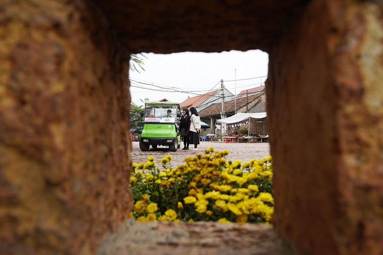 Xe ô tô điện là phương tiện chủ yếu cho du khách khi di chuyển trong làng.