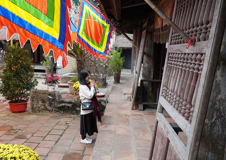 Bạn Kiều Linh (Trương Định, Hà Nội) cho biết, bạn thấy rất thú vị khi đến đây, đơn giản bởi bạn đang sống ở thành phố, nay được về nơi mà còn giữ được rất nhiều nét xưa của làng quê Bắc Bộ cho nên muốn được thăm nhiều địa điểm ở Đường Lâm.