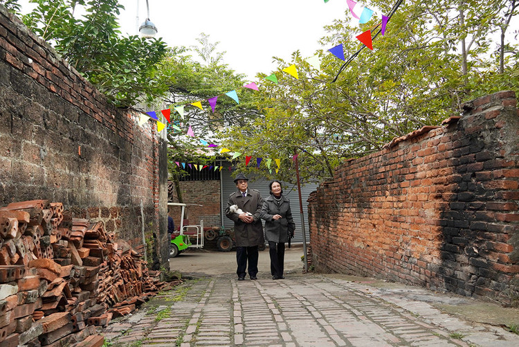 Ông Tạ Văn Tiến và bà Nguyễn Thị Bích ở phố Bạch Mai, Hà Nội đang dạo bước trên đường lát gạch xưa. Ông bà cảm thấy rất tự hào khi đất nước mình vẫn còn giữ được những ngôi làng cổ như Đường Lâm.