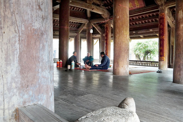 Hàng cột to bằng gỗ lim sơn màu cánh gián tại đình làng Mông Phụ, trong đó có nhiều cột chu vi gần 2m.