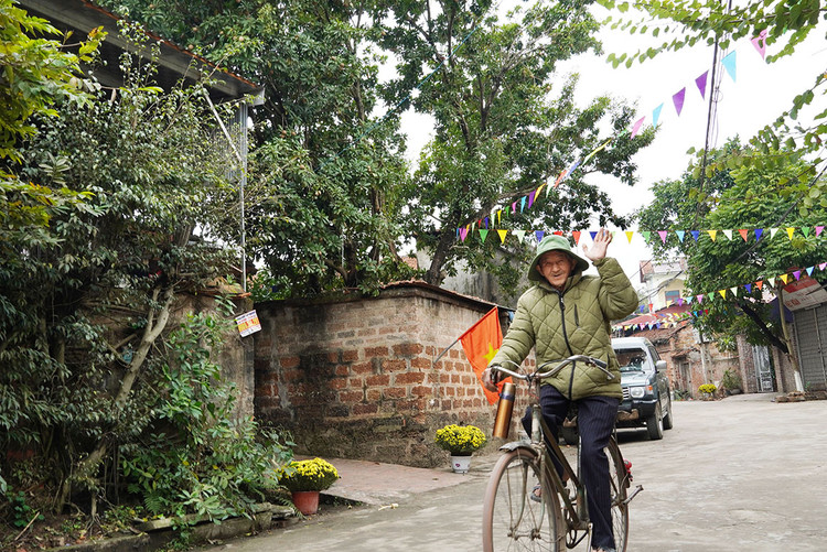 Người dân làng Đường Lâm luôn thân thiện với du khách khi tới đây.