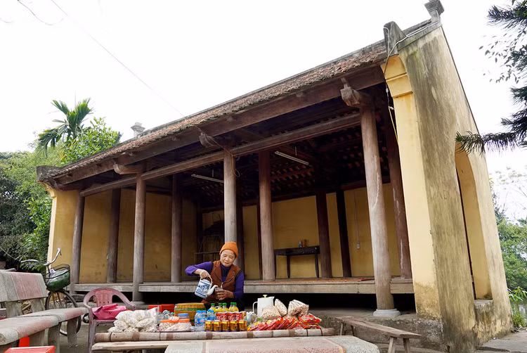 Quán nước chè đầu làng của bà Cao Thị Thịnh.