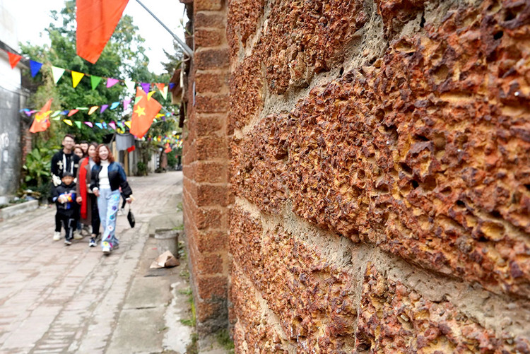 Ở Đường Lâm, đi tới đâu du khách cũng có thể thấy những ngôi nhà được xây dựng bằng đá ong.