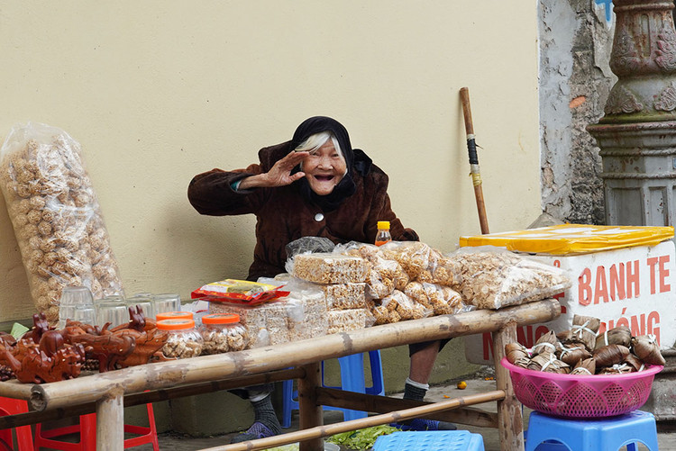 Cụ bà Đỗ Thị Lâm năm nay 95 tuổi tươi cười mời quả Lekima, cụ nói:&quot;Ăn đi con, ngọt lắm, không lấy tiền, không lấy tiền&quot;.