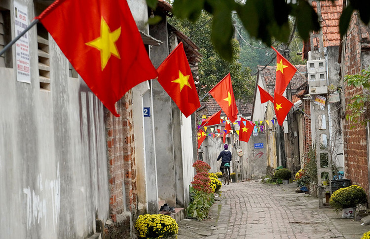 Vào những ngày Lễ, Tết, cờ đỏ sao vàng rực rỡ trên đường làng.