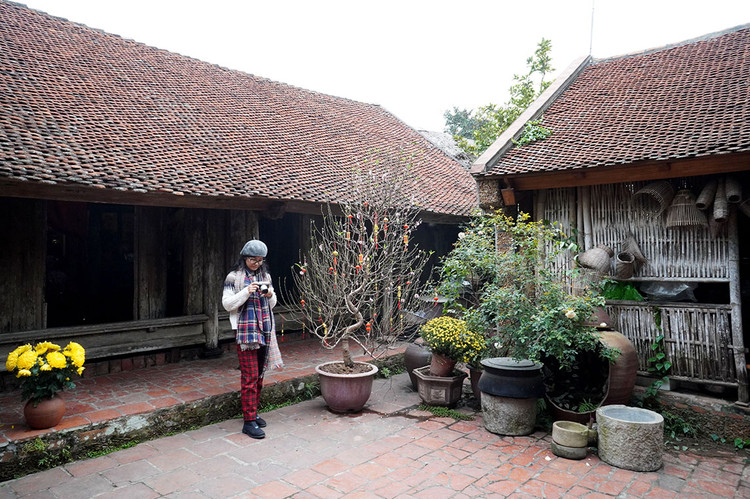 Bạn Hồng Liên ở Thanh Xuân, Hà Nội đang tranh thủ chụp lại những chiếc nơm, chiếc giỏ hay bức vách bằng tre.