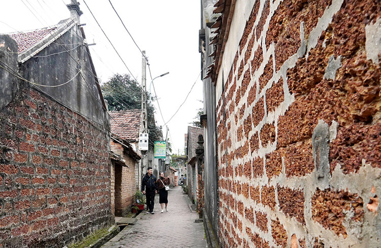 Hai bạn Mạnh Thắng và Lê Na cảm thấy hạnh phúc khi trực tiếp được đi trong làng cổ Đường Lâm chứ không phải là qua phim ảnh.