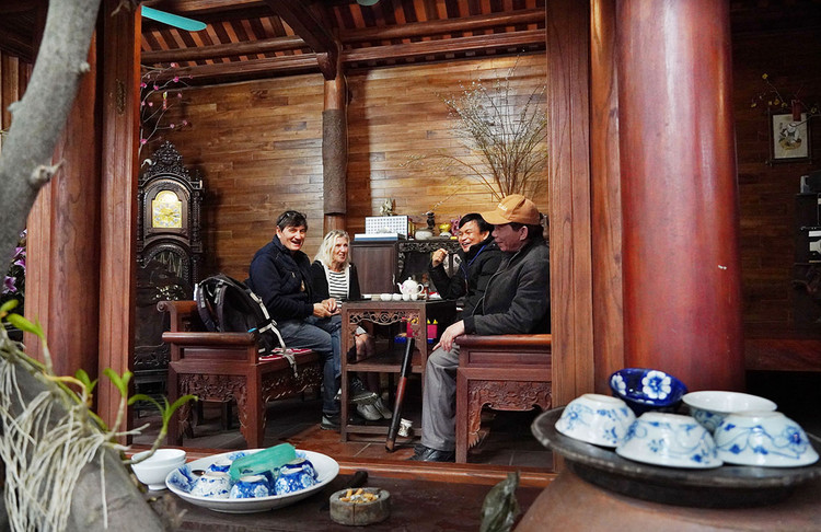 Ông Jacques và bà Catherine thưởng trà trong ngôi nhà cổ của ông Hùng, một trong những ngôi nhà cổ của Đường Lâm.