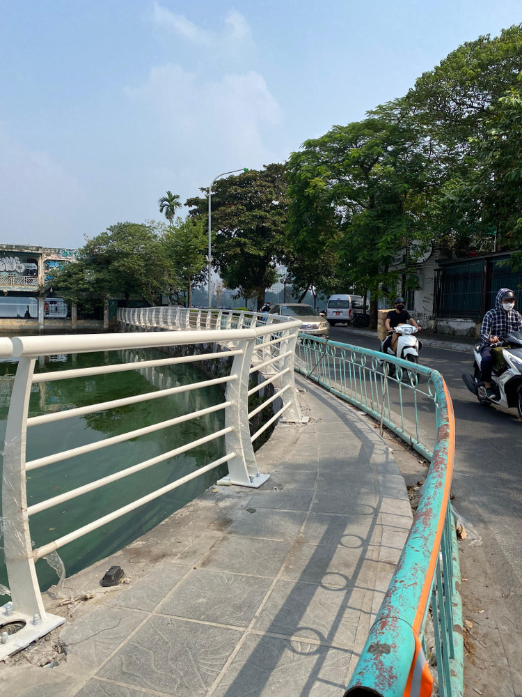 Phần lan can cũ màu xanh có tuổi đời khá lâu.