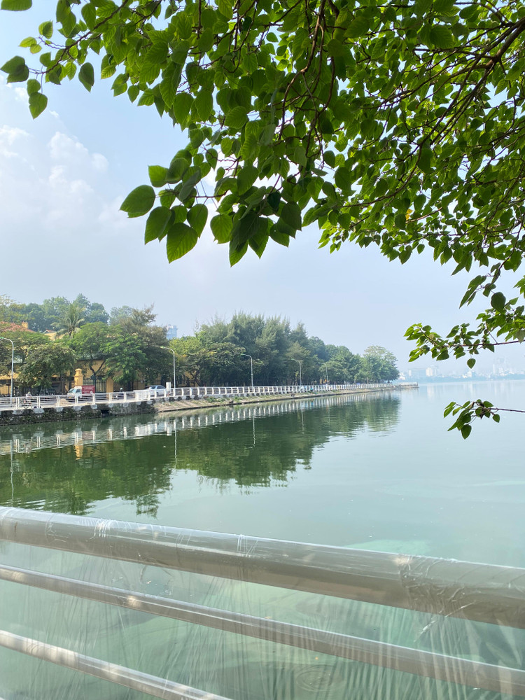 Hàng lan can mới trắng tinh, sáng bóng