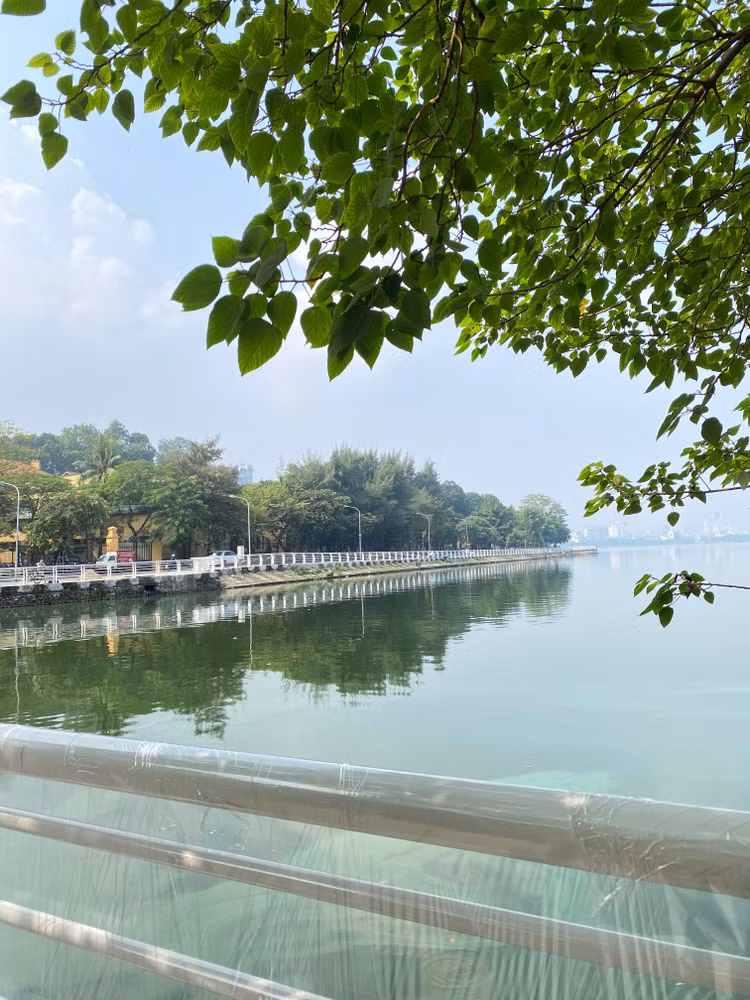 Hàng lan can mới trắng tinh, sáng bóng