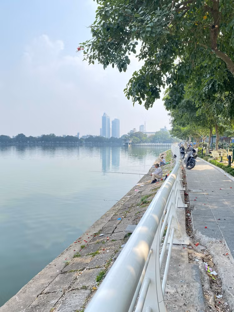 Quận Tây Hồ đang thay thế một số đoạn lan can quanh hồ Tây, đoạn đường Thanh Niên, Nguyễn Đình Thi, đi hướng Trích Sài