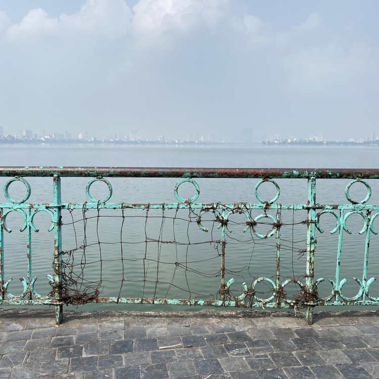 Nhiều đoạn lan can xuống cấp nghiêm trọng, quận Tây Hồ đã phải thay tạm bằng các đoạn dây sắt để đảm bảo an toàn cho người dân.