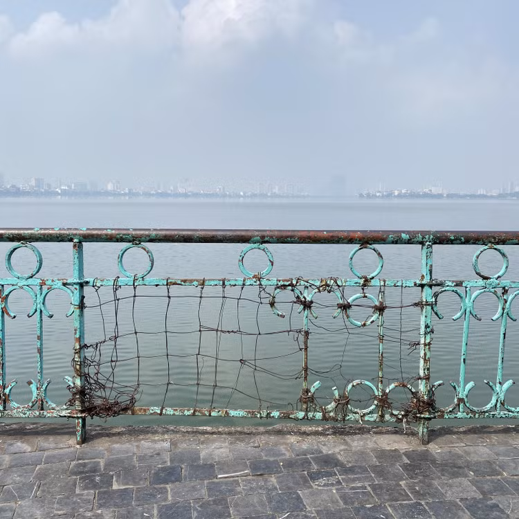 Nhiều đoạn lan can xuống cấp nghiêm trọng, quận Tây Hồ đã phải thay tạm bằng các đoạn dây sắt để đảm bảo an toàn cho người dân.