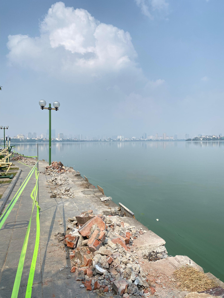 Những đoạn chưa lắp lan can mới được căng dây để đảm bảo an toàn cho người dân qua lại ven hồ