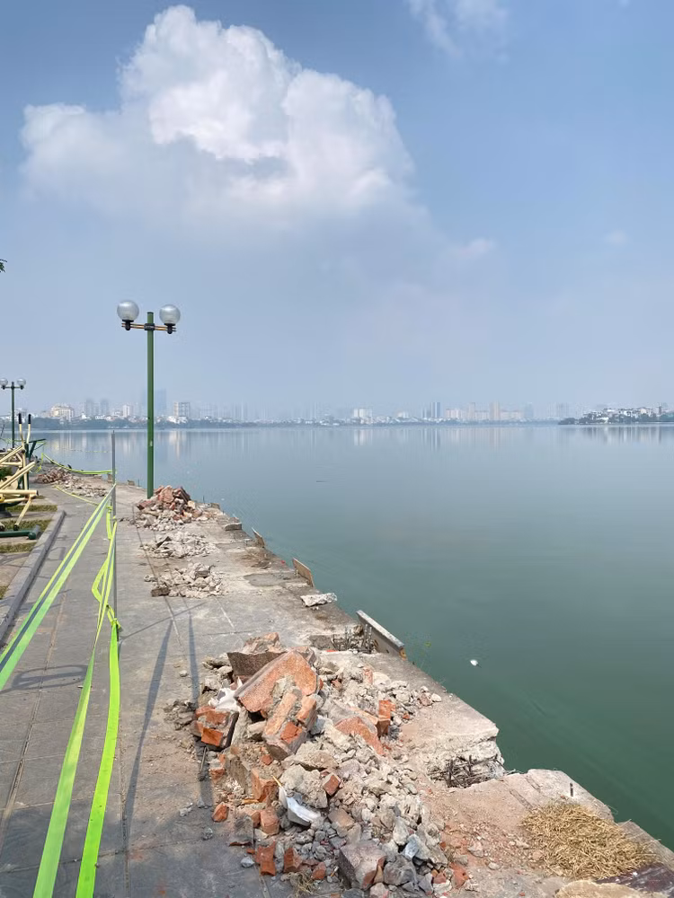 Những đoạn chưa lắp lan can mới được căng dây để đảm bảo an toàn cho người dân qua lại ven hồ