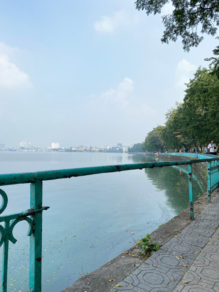 Lan can tại đoạn đường này đã hỏng hóc, gây nguy hiểm cho người dân đi gần