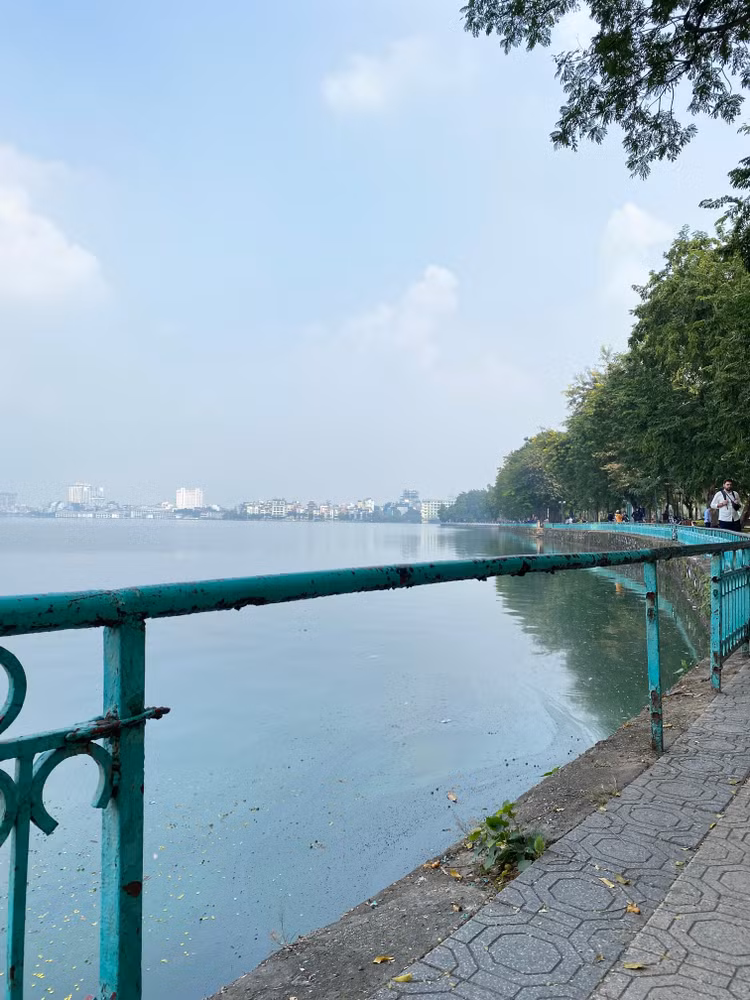 Lan can tại đoạn đường này đã hỏng hóc, gây nguy hiểm cho người dân đi gần