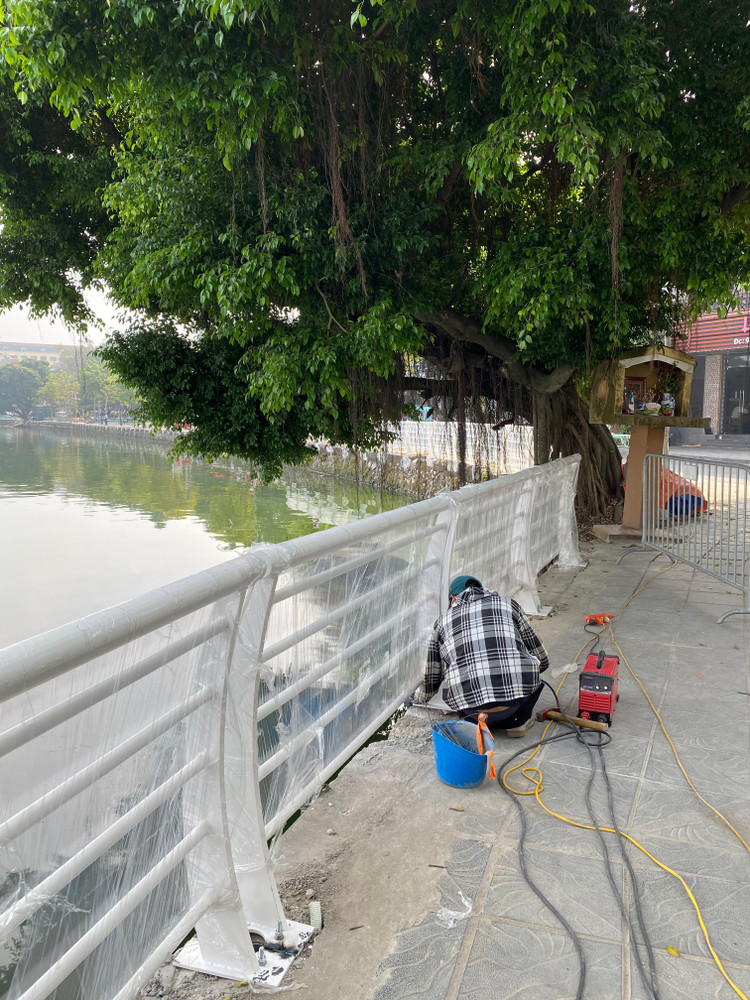 Lan can mới thiết kế chắc chắn, cao hơn so với hàng lan can cũ