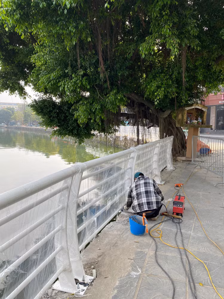 Lan can mới thiết kế chắc chắn, cao hơn so với hàng lan can cũ