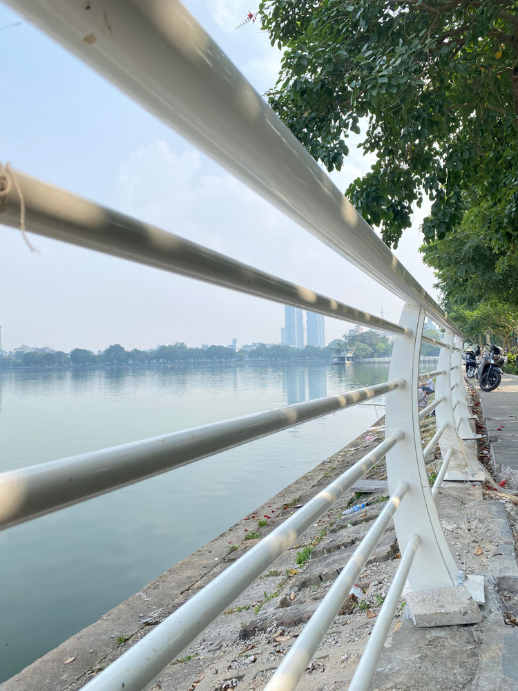 Lan can mới không có trụ bê tông và được uốn cong khá thẩm mỹ