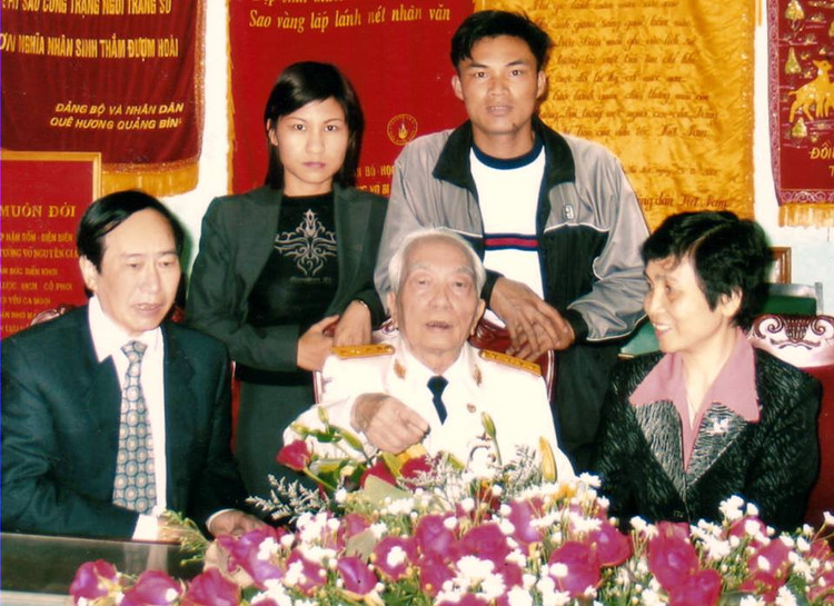 Báo Khoa học và Đời sống chúc mừng Đại tướng Võ Nguyên Giáp nhân dịp Đại tướng 90 tuổi.