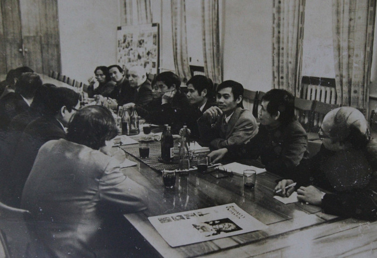 Các phóng viên trao đổi với chuyên gia nước ngoài.