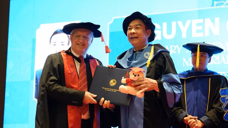 Ông Nguyễn Quang Mâu nhận Viện sĩ danh dự Trường Đại học Quốc tế Hoa Kỳ.