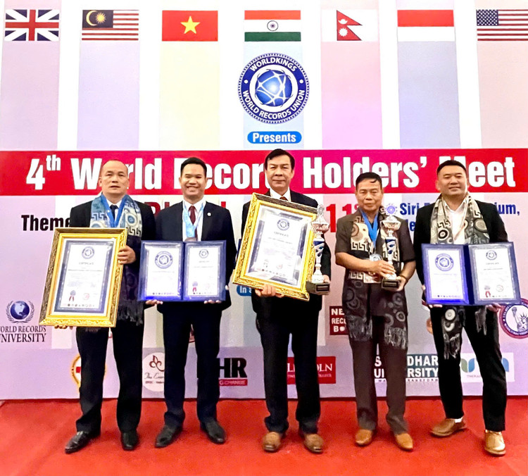 AHLĐ Nguyễn Quang Mâu đón nhận kỷ lục thế giới thứ sáu tại Ấn Độ năm 2023.