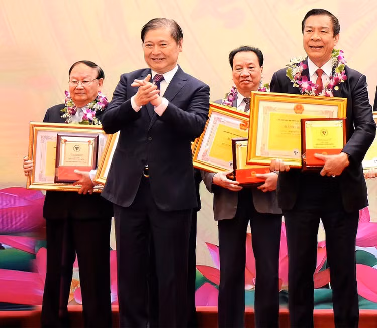 Ông Nguyễn Quang Mâu nhận bằng khen Tri thức Khoa học và Công nghệ tiêu biểu năm 2022.