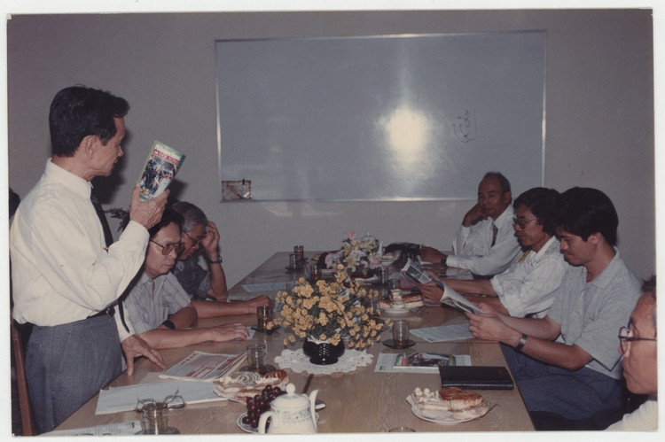 Tổng Biên tập Trần Cư trong một buổi họp của Báo.