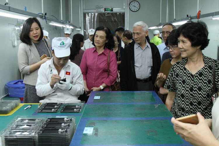 Đoàn Báo Khoa học và Đời sống tham quan nhà máy của Tập đoàn An Phát, Hải Dương, ngày 16/11/2019.