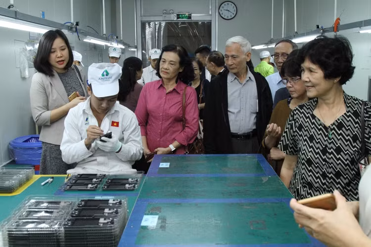 Đoàn Báo Khoa học và Đời sống tham quan nhà máy của Tập đoàn An Phát, Hải Dương, ngày 16/11/2019.