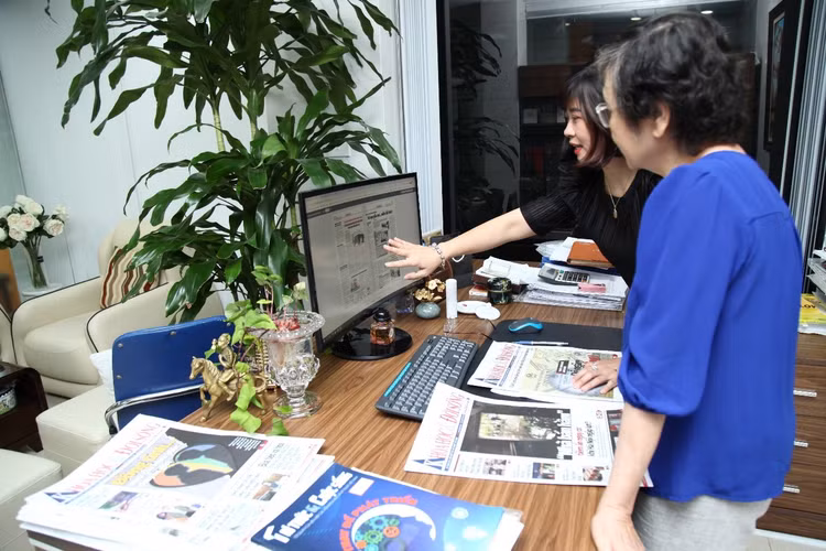 Nguyên Tổng Biên tập Trần Thị Hiên (bên trái) trao đổi với Phó Tổng biên tập Nguyễn Thị Mai Hương (nay là Tổng Biên tập) về chuyển đổi số báo chí ngày 26/8/2022.