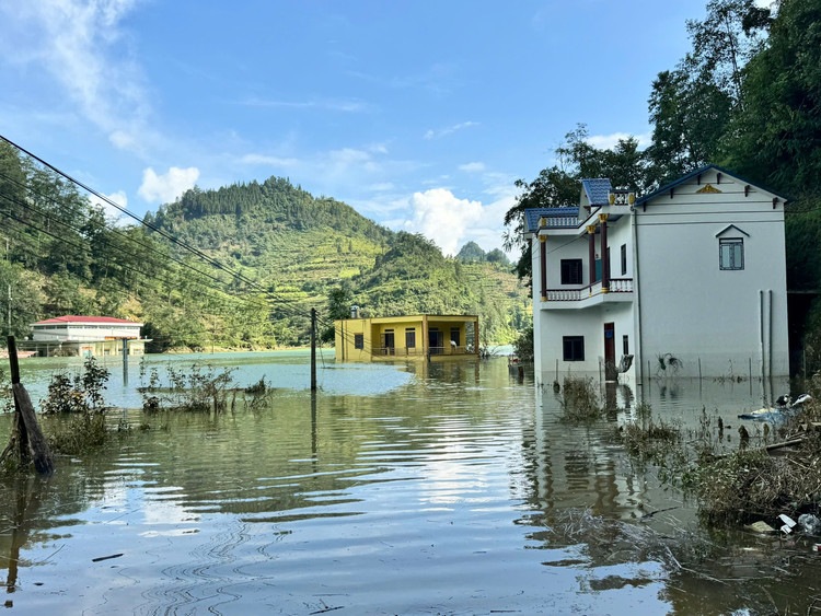 Xã Quan Hồ Thẩn, huyện Simacai, Lào Cai, ngập sâu trong nước. Ảnh: Nguyễn Tùng.
