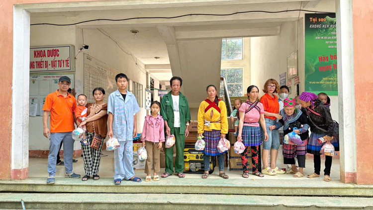 Anh Nguyễn Văn Tùng (ngoài cùng bên trái) cùng đoàn từ thiện trao quà tại Bệnh viện Đa khoa Simacai, Lào Cai, cho bà con bị ảnh hưởng mưa, bão, ngập lụt trong cơn bão số 3 vừa qua.