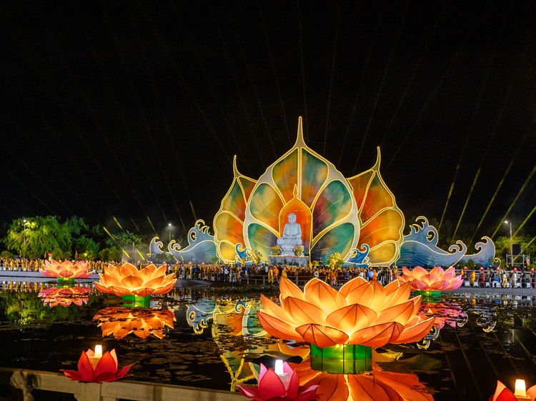 Sự kiện đáng chú ý khác là nghi lễ thắp sáng 35.000 hoa đăng cầu nguyện hòa bình tại Đại lễ Vesak 2025, thu hút nhiều phật tử, người dân và du khách tới dự.