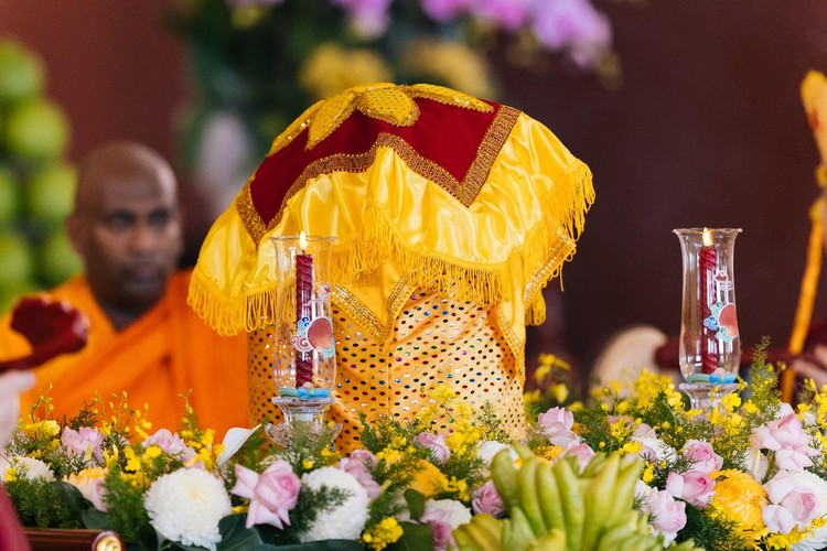 Trước đó, chiều 2/5, chuyên cơ đặc biệt chở xá lợi Đức Phật từ Ấn Độ đã hạ cánh xuống TP HCM, mở đầu cho chuỗi sự kiện trọng đại trong khuôn khổ Vesak 2025. Đây là lần đầu tiên trong lịch sử, xá lợi Phật được cung thỉnh đến Việt Nam.