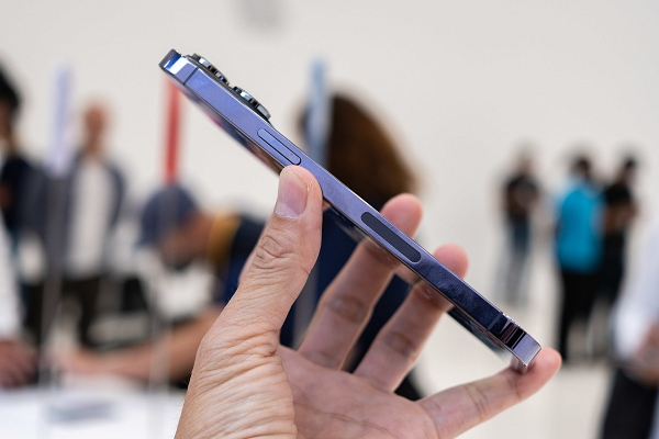 Iphone 14 bản tiêu chuẩn năm nay được đánh giá không khác biệt nhiều so với iPhone 13: cùng thiết kế tai thỏ, cùng kích cỡ màn hình, tần số quét, chip A15 Bionic, camera sau 12 megapixel...