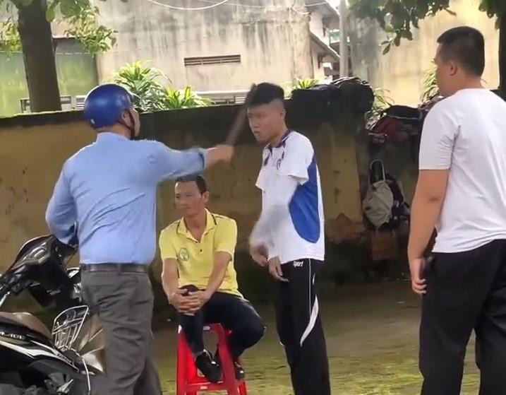 Thầy giáo T. dùng thước đánh vào nam sinh.