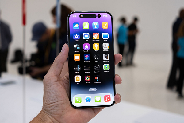 Có lẽ những người đang dùng iPhone 11 trở về trước sẽ là đối tượng thích hợp để mua dòng iPhone mới ra mắt này của Apple.