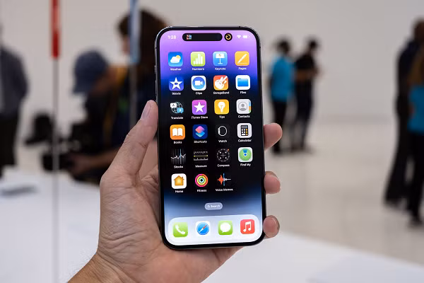 Có lẽ những người đang dùng iPhone 11 trở về trước sẽ là đối tượng thích hợp để mua dòng iPhone mới ra mắt này của Apple.