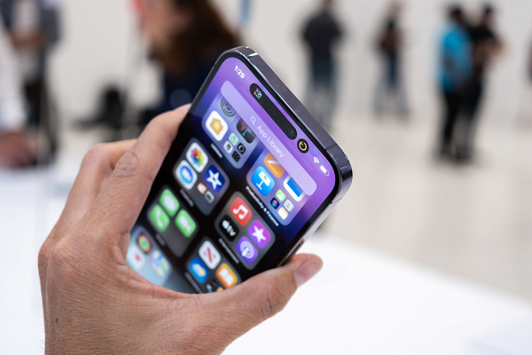 Tuy nhiên, dù bị chê sau mỗi lễ ra mắt, iPhone vẫn luôn là smartphone cao cấp bán chạy nhất toàn cầu.